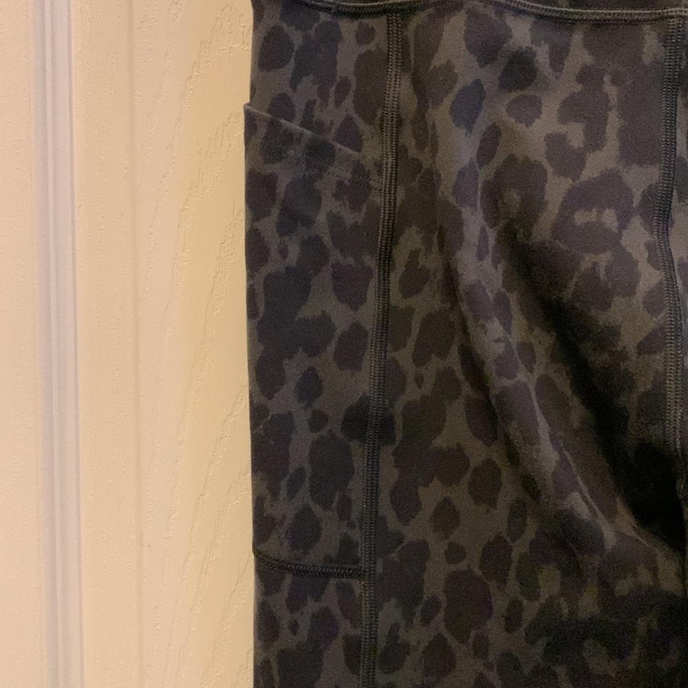 Victoria’s Secret leopard leggings - Picture 4 of 8
